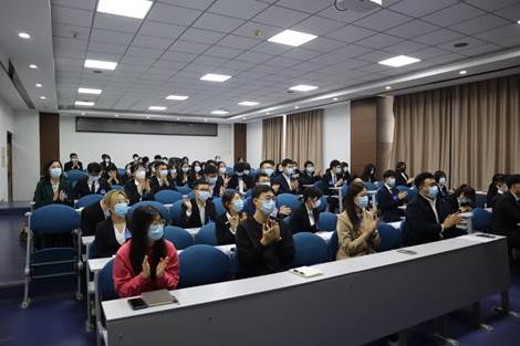 会(hui) 议室里的人们描述已自动生成